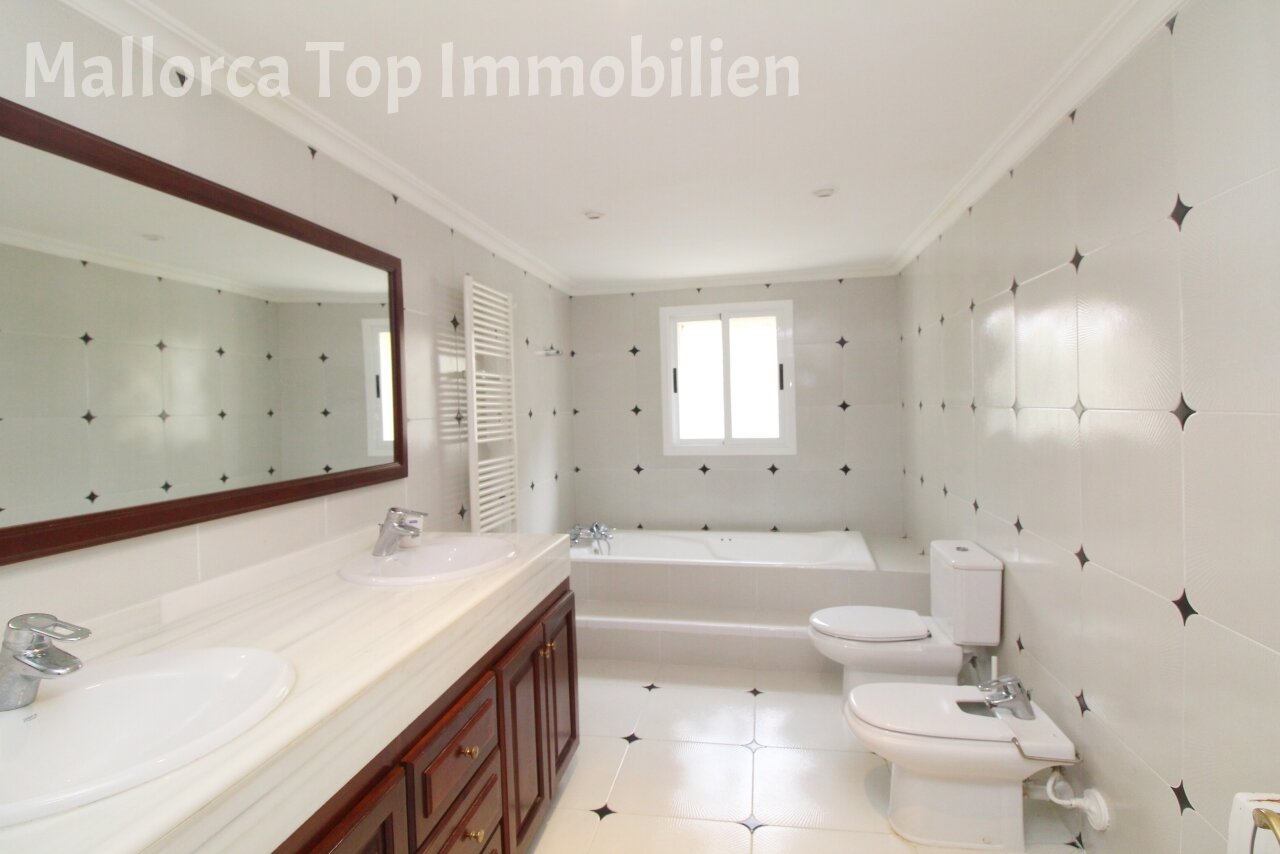 Luxurious bathroom with double vanity and freestanding bathtub – wellness oasis with high-quality sanitary fittings Luxurious bathroom with double vanity and freestanding bathtub – wellness oasis with high-quality sanitary fittings