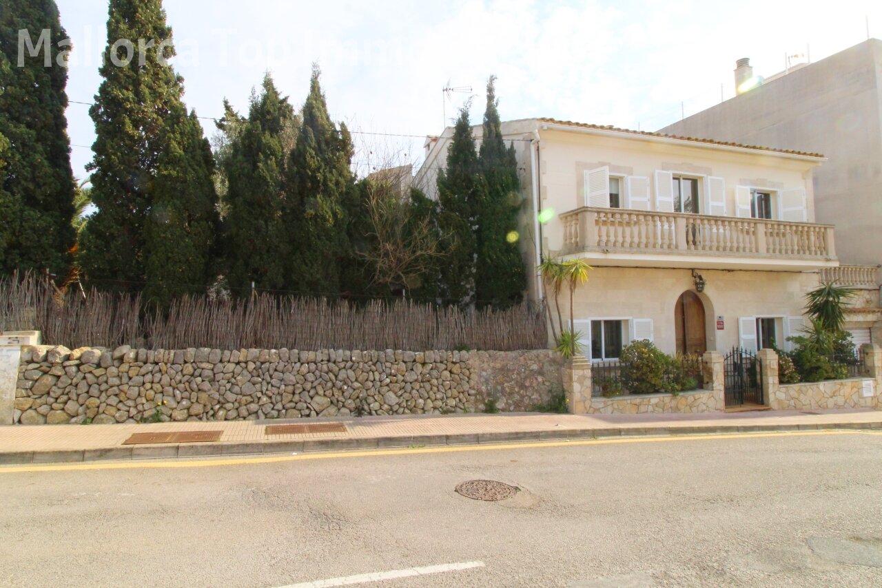 Classic facade with elegant balustrade and solid natural stone wall – timeless architecture with a sturdy basic structure Classic facade with elegant balustrade and solid natural stone wall – timeless architecture with a sturdy basic structure