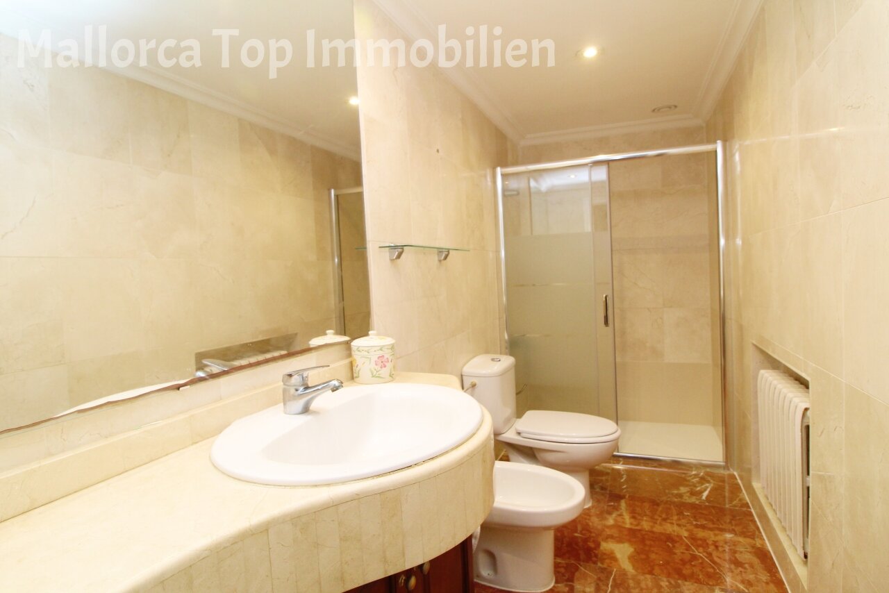 Modern bathroom with walk-in shower and separate toilet – functional wet room with high-quality sanitary fittings Modern bathroom with walk-in shower and separate toilet – functional wet room with high-quality sanitary fittings