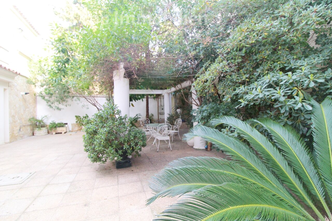 Covered terrace with integrated pergola – perfect retreat for relaxing hours Covered terrace with integrated pergola – perfect retreat for relaxing hours