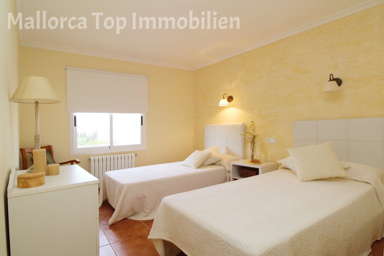 Bright guest room with practical layout and large windows – comfortable accommodation with optimal lighting Bright guest room with practical layout and large windows – comfortable accommodation with optimal lighting
