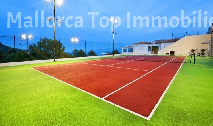 Professional tennis facility with LED floodlights and optimal playing conditions Professional tennis facility with LED floodlights and optimal playing conditions