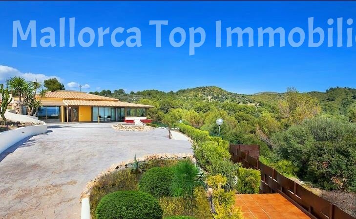 Modern architecture with harmonious landscape integration and spacious access Modern architecture with harmonious landscape integration and spacious access