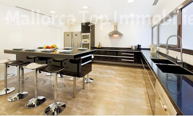 State-of-the-art kitchen with intelligent space utilization and high-quality appliances State-of-the-art kitchen with intelligent space utilization and high-quality appliances