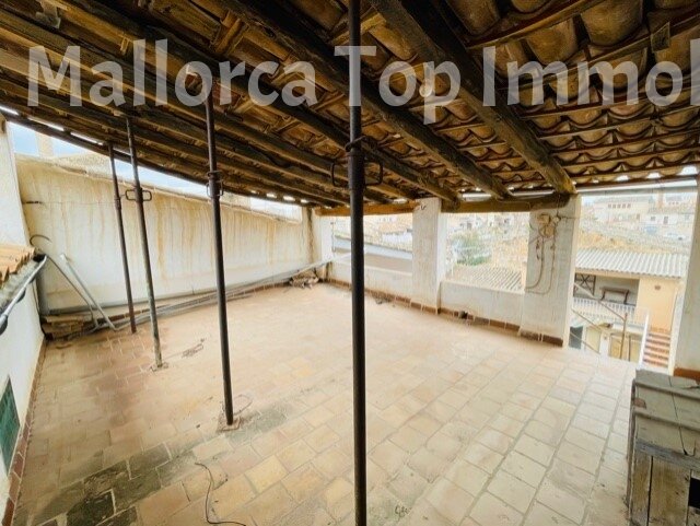 Inner courtyard with a supporting wooden structure and versatile uses Inner courtyard with a supporting wooden structure and versatile uses