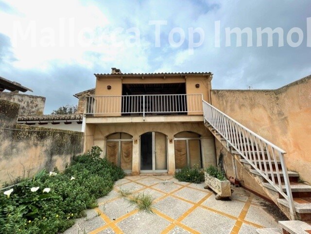 Courtyard with direct access to both floors and flexible space options Courtyard with direct access to both floors and flexible space options