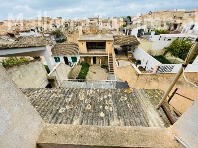 Courtyard with authentic character and versatile development opportunities Courtyard with authentic character and versatile development opportunities