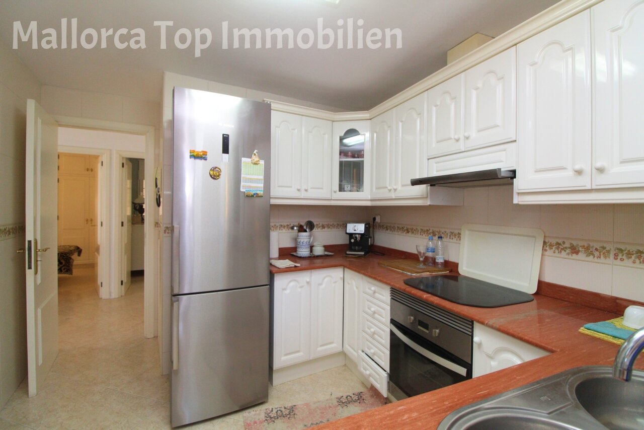 Modern kitchen with efficient L-shape and high-quality equipment Modern kitchen with efficient L-shape and high-quality equipment