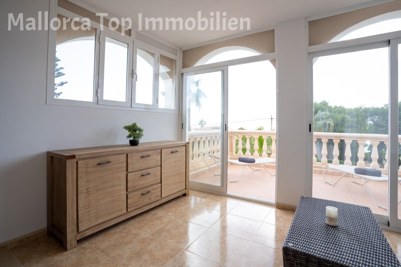 Bright living room with direct terrace access and large panoramic windows