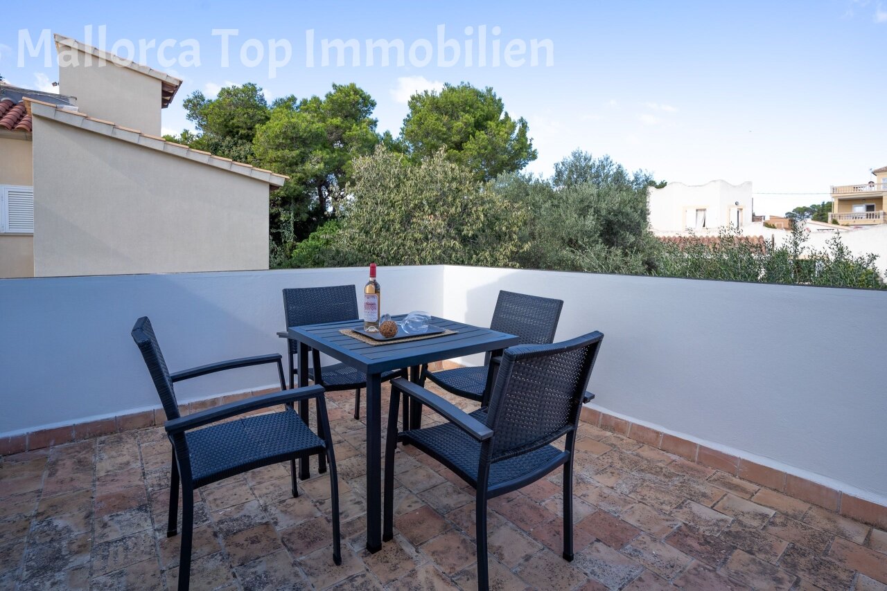 Terraced outdoor area with high-quality natural stone paving and wind-protected wall elements
