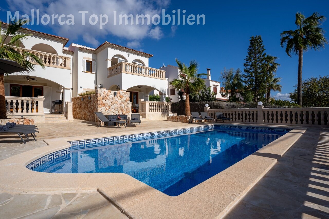 Mediterranean estate with heated swimming pool and extensive terrace area