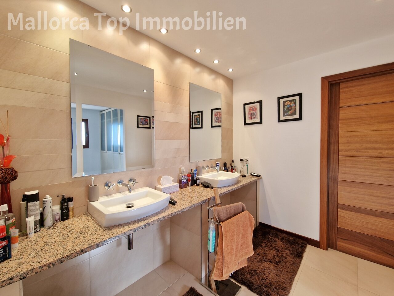 Elegant double sink bathroom with a large mirror area – high-quality furnishings with practical storage and optimal lighting Elegant double sink bathroom with a large mirror area – high-quality furnishings with practical storage and optimal lighting