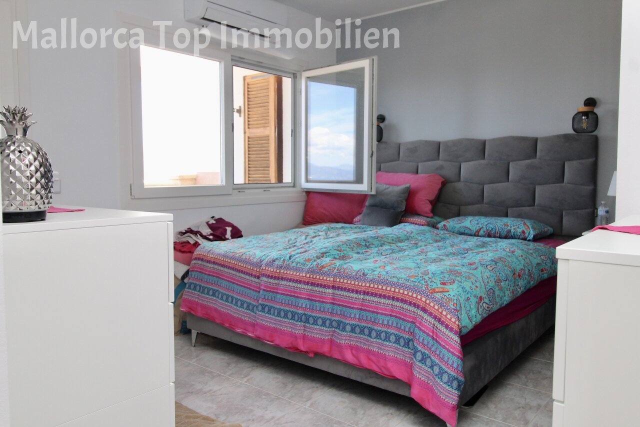 Bright bedroom with large windows and sea view, equipped with integrated air conditioning. Bright bedroom with large windows and sea view, equipped with integrated air conditioning.