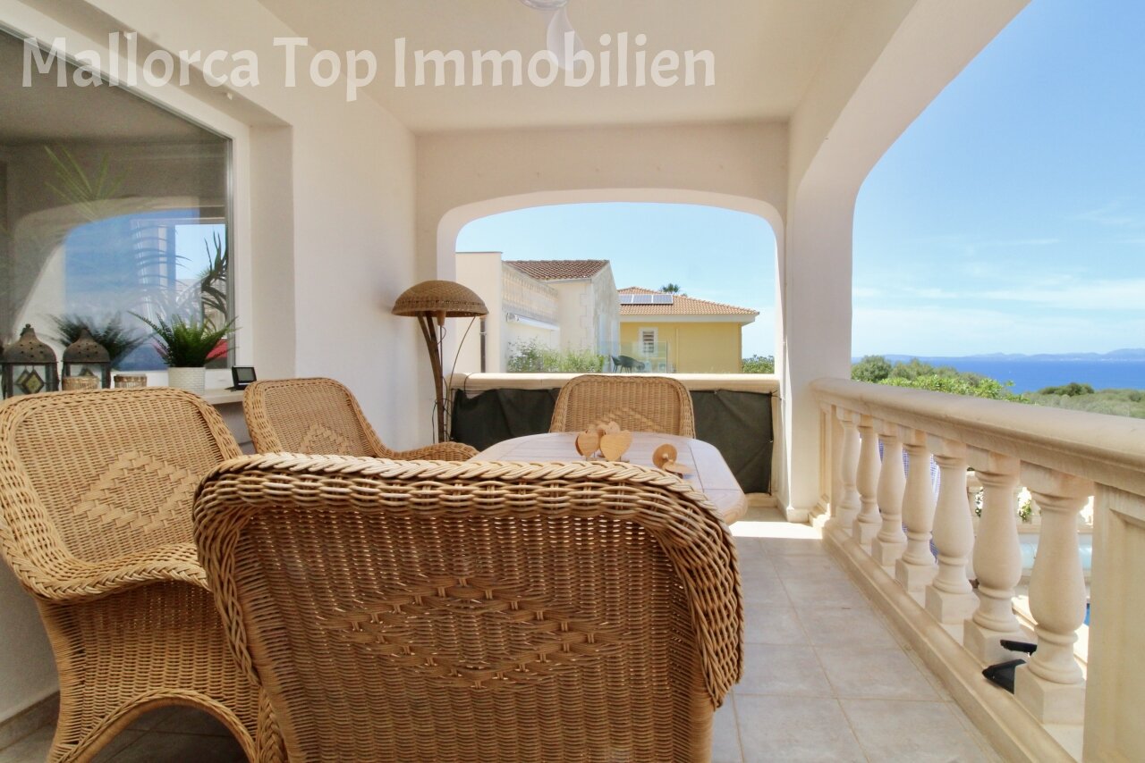 Covered loggias with sea view and elegant balustrade Covered loggias with sea view and elegant balustrade