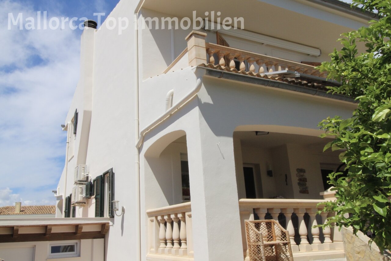 Elegant facade with a distinctive balustrade and well-thought-out building segmentation. Elegant facade with a distinctive balustrade and well-thought-out building segmentation.