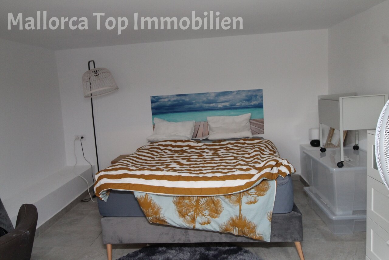 Bright bedroom with built-in wardrobe and optimal layout Bright bedroom with built-in wardrobe and optimal layout