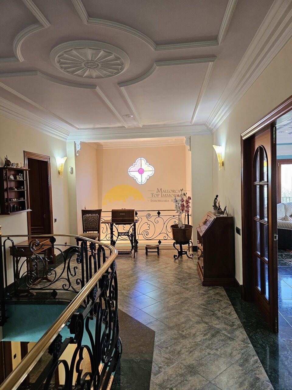 Elegant gallery with coffered ceiling design and harmonious spatial connection – classical architecture meets modern functionality Elegant gallery with coffered ceiling design and harmonious spatial connection – classical architecture meets modern functionality