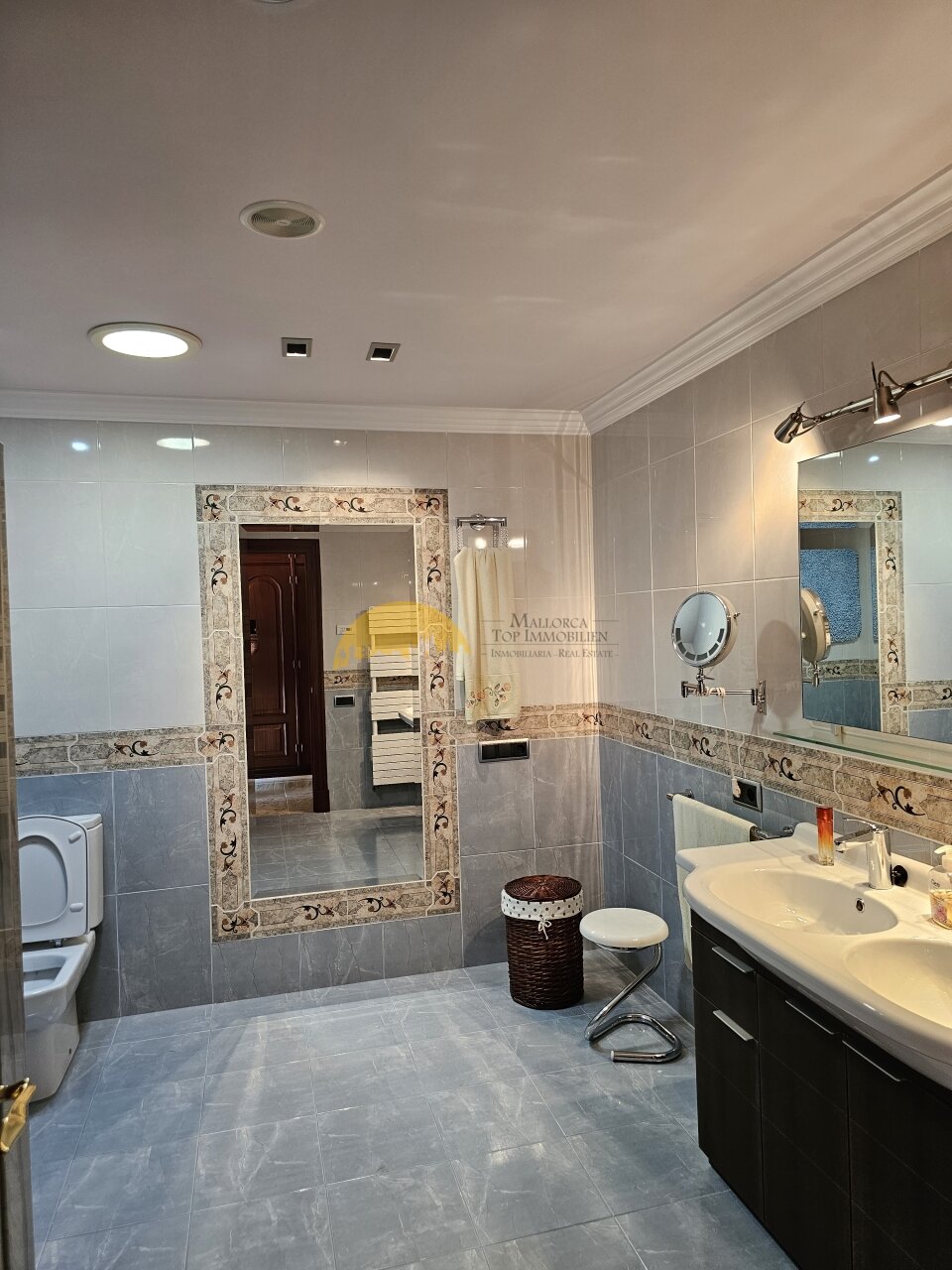 Luxurious bathroom with walk-in shower and high-quality sanitary fittings Luxurious bathroom with walk-in shower and high-quality sanitary fittings