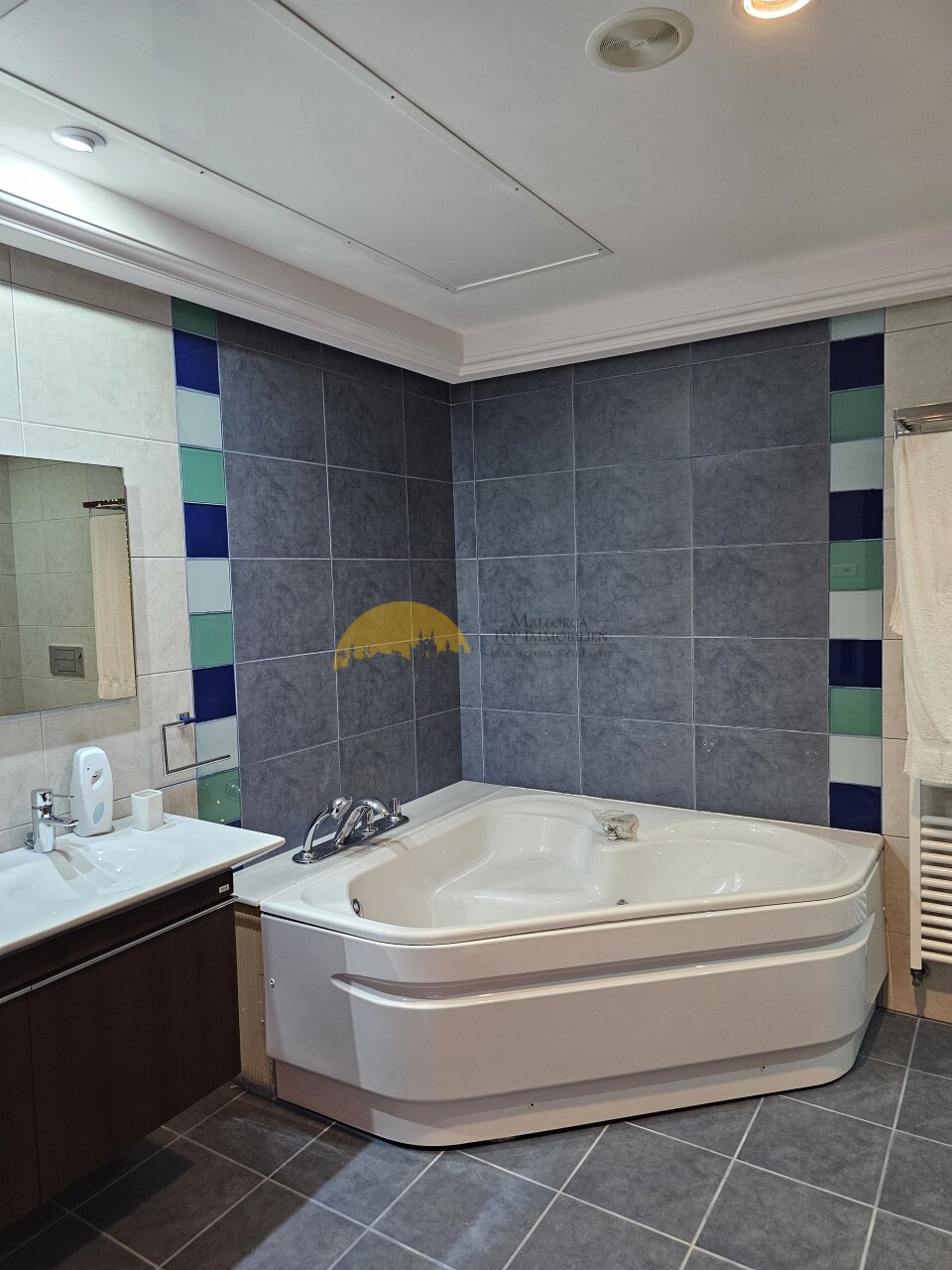 Exclusive bathroom with corner bathtub and large tiled surfaces – relaxation at the highest level Exclusive bathroom with corner bathtub and large tiled surfaces – relaxation at the highest level