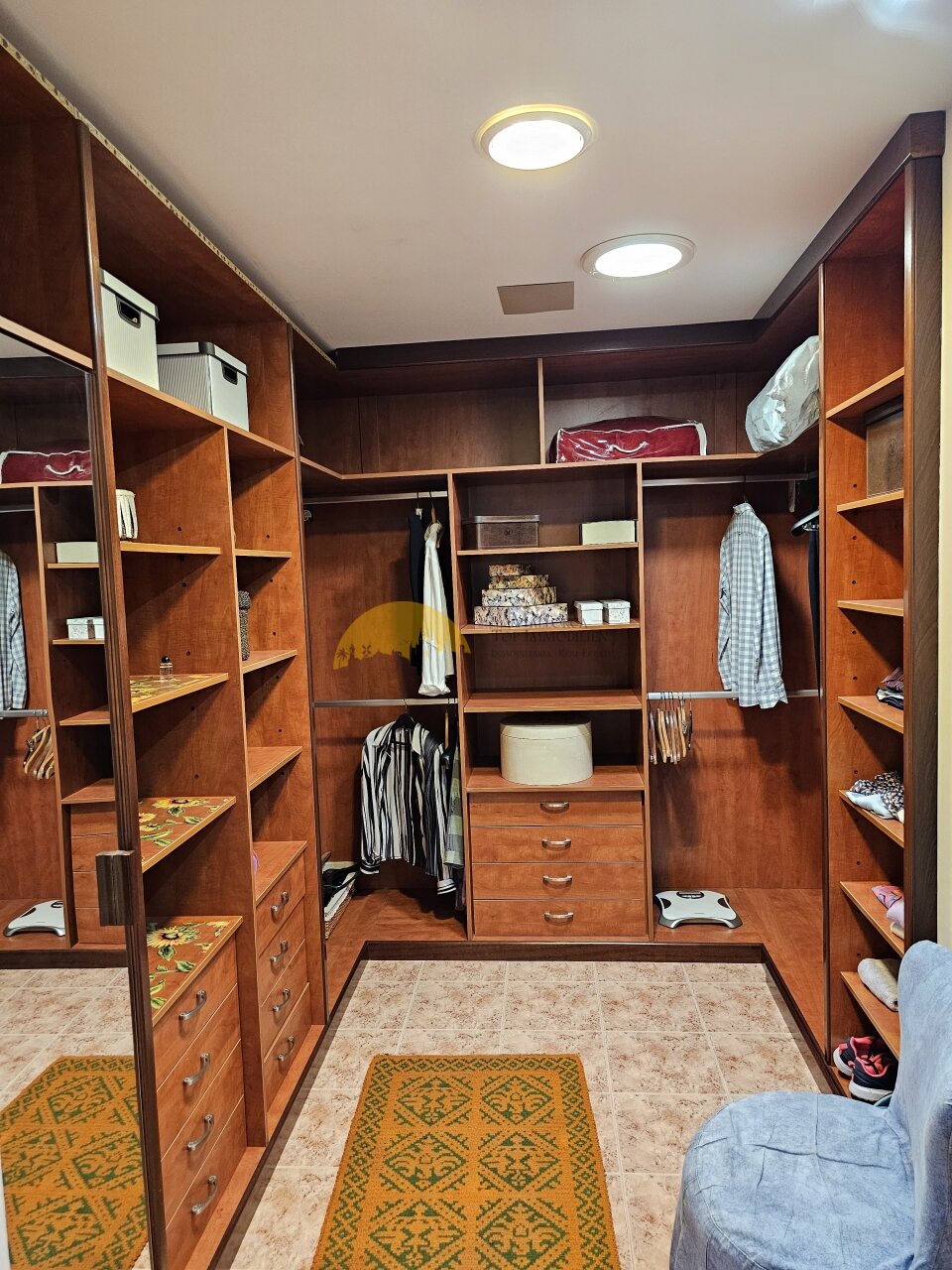 Walk-in dressing room with custom-made wardrobe system and optimal storage solution Walk-in dressing room with custom-made wardrobe system and optimal storage solution