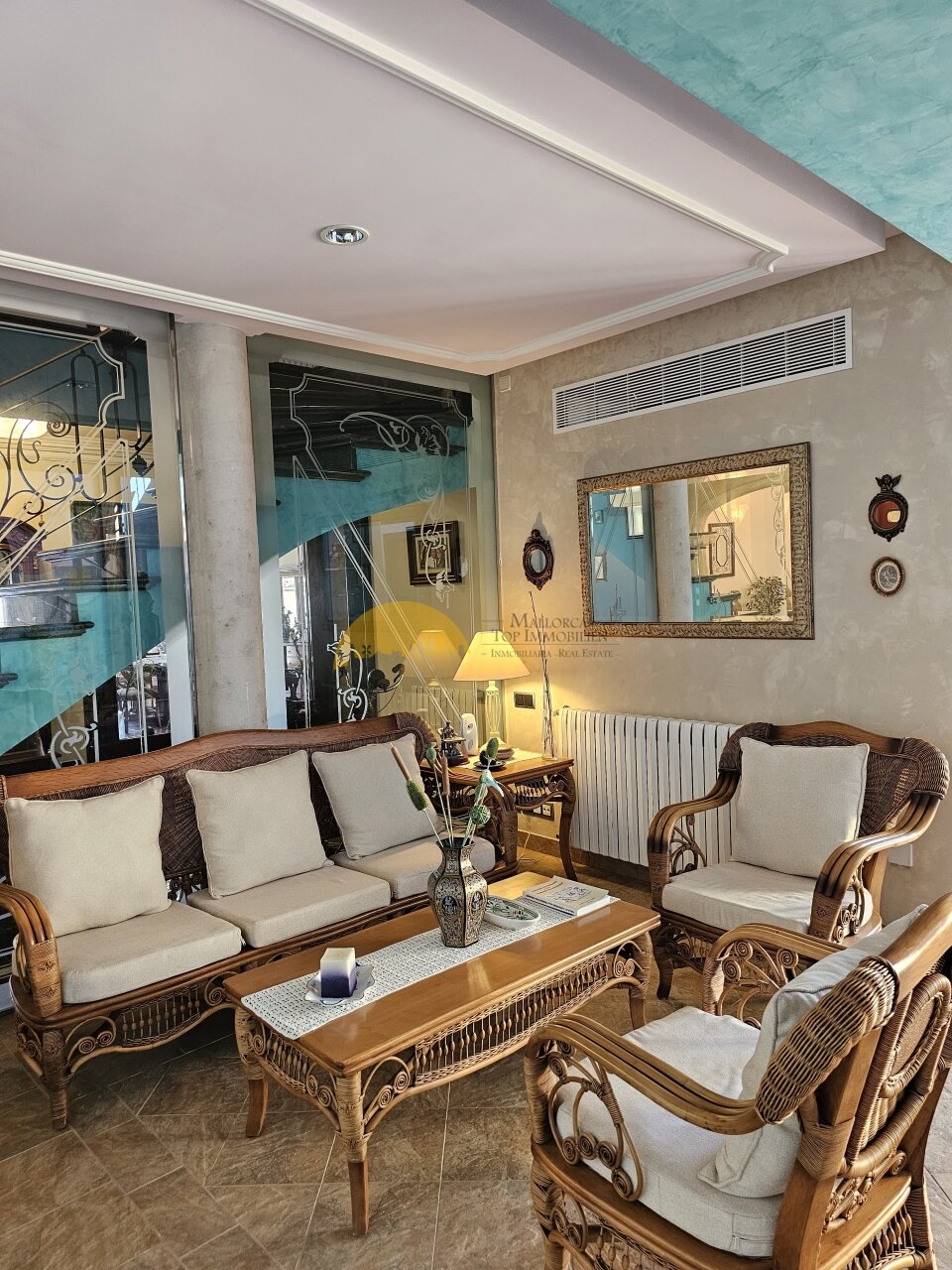Elegant living room with high-quality ceiling design, air conditioning, and direct access to the gallery. Elegant living room with high-quality ceiling design, air conditioning, and direct access to the gallery.