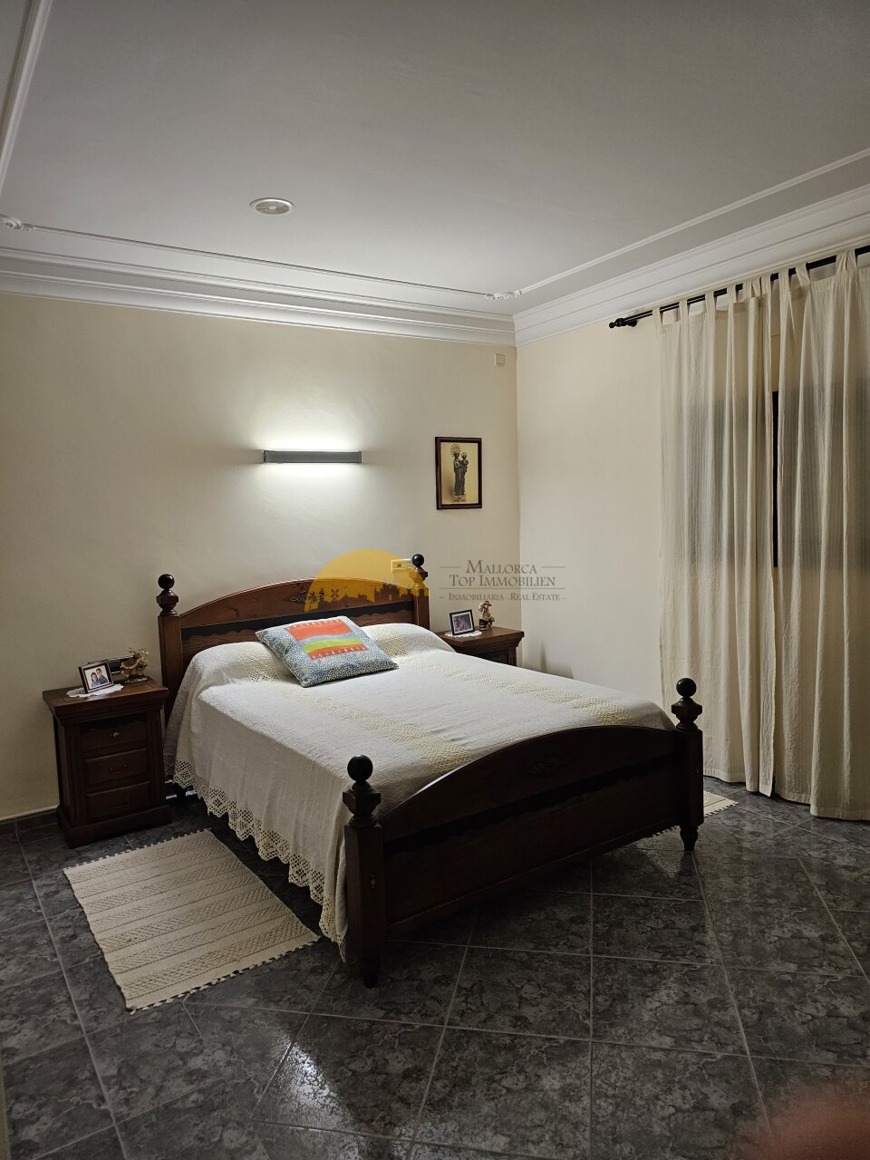 Comfortable bedroom with high-quality furnishings and elegant ceiling design Comfortable bedroom with high-quality furnishings and elegant ceiling design
