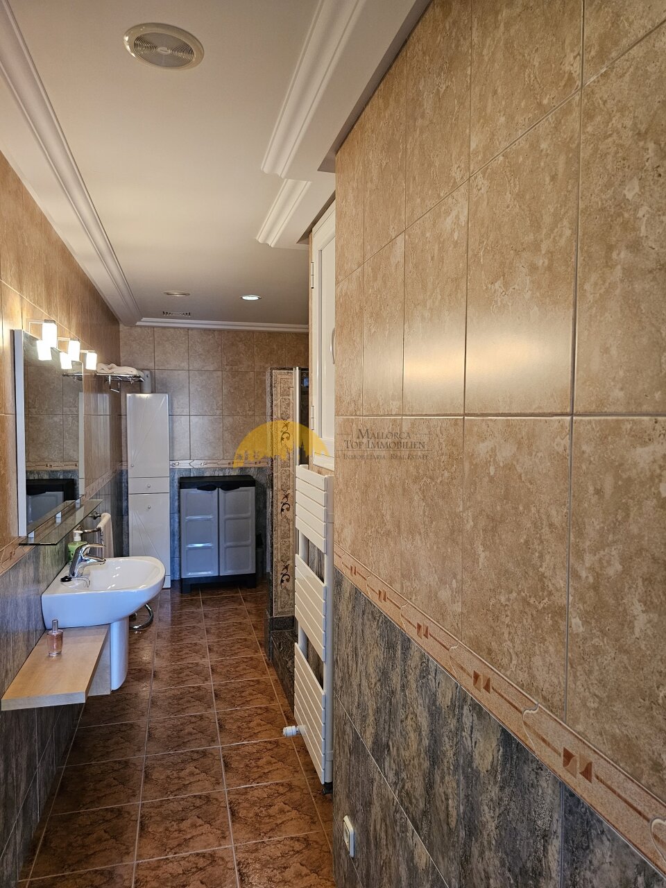 Modern bathroom with large-format tile design and walk-in shower – combining comfort and functionality Modern bathroom with large-format tile design and walk-in shower – combining comfort and functionality