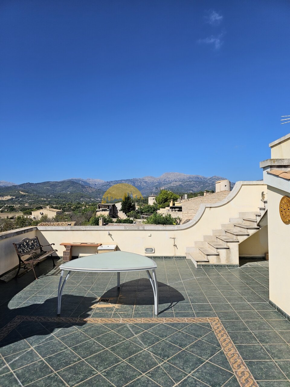 Roof terrace with panoramic views of the mountain landscape – exclusive outdoor area with high-quality terrace design Roof terrace with panoramic views of the mountain landscape – exclusive outdoor area with high-quality terrace design
