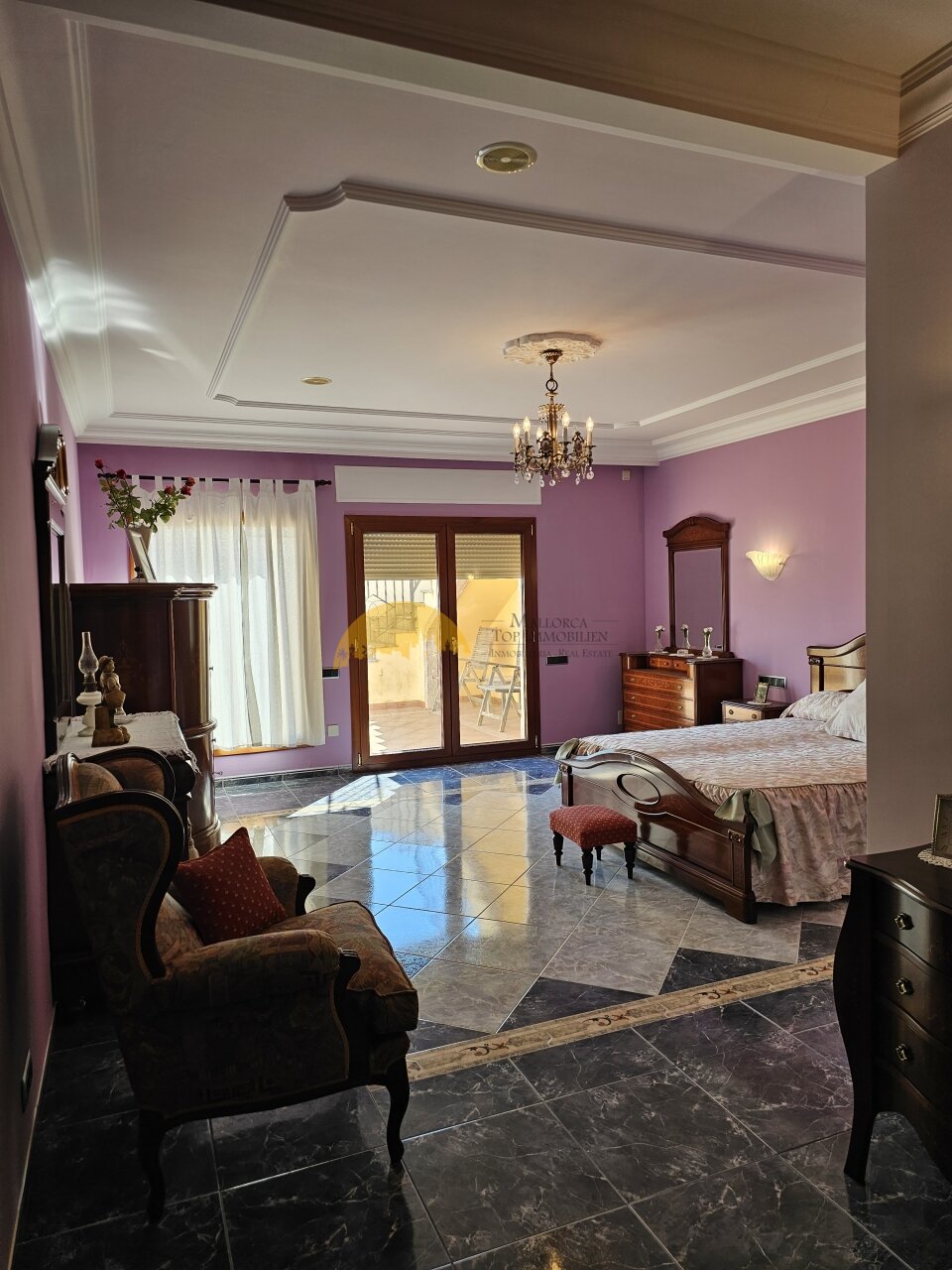 Regal bedroom with marble floor, stucco ceiling, and direct terrace access – living at the highest level Regal bedroom with marble floor, stucco ceiling, and direct terrace access – living at the highest level