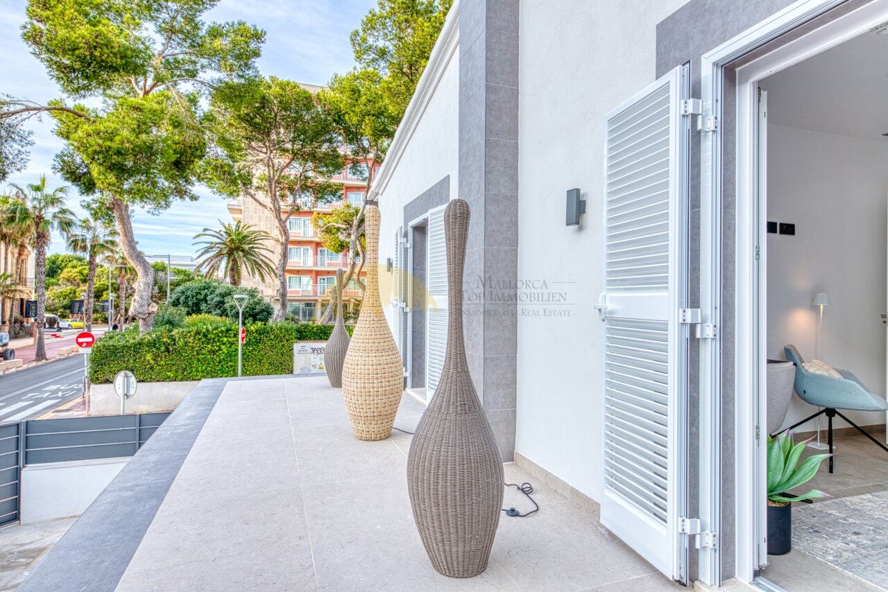 Terrace area with large-format sliding elements and optimal space opening to the outdoor area