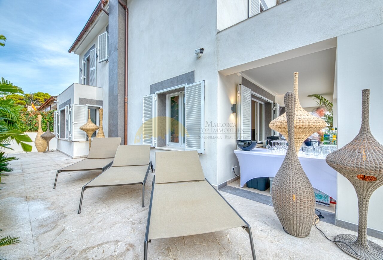 Top modernized villa with garage and outbuildings near the beach Top modernized villa with garage and outbuildings near the beach