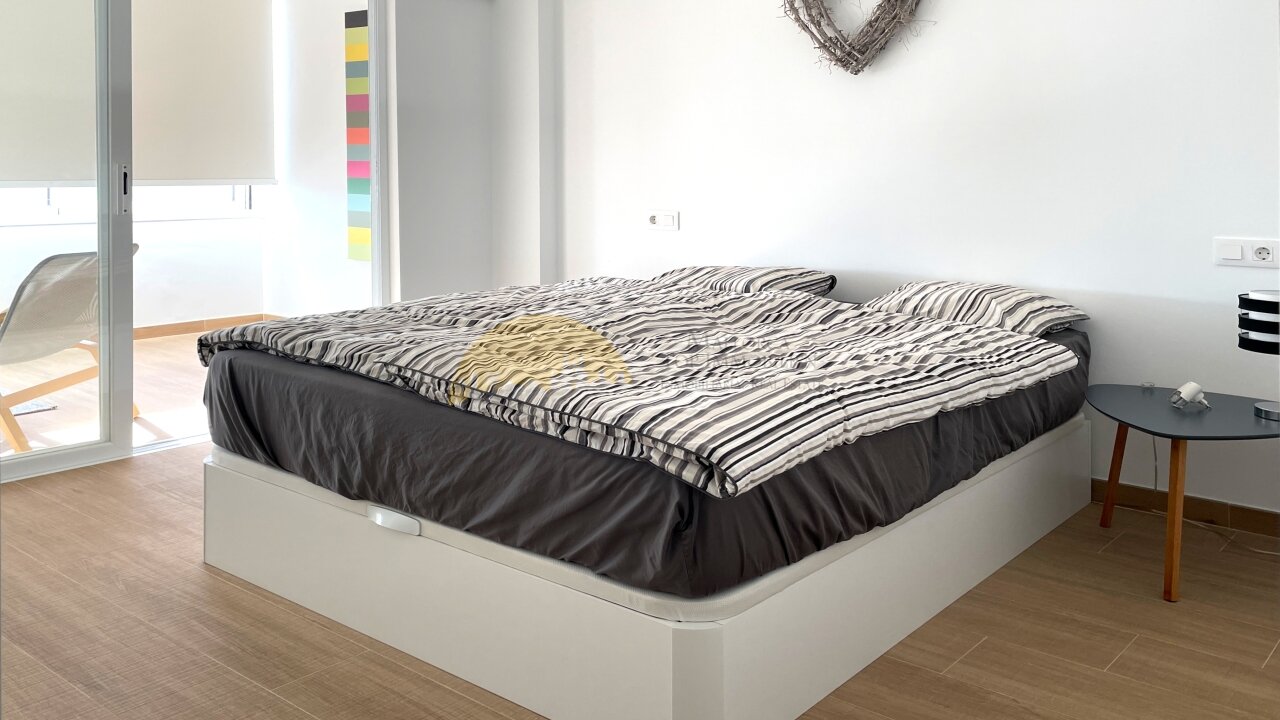 Bright bedroom with parquet flooring and direct access to the terrace – optimal layout for comfort and functionality Bright bedroom with parquet flooring and direct access to the terrace – optimal layout for comfort and functionality