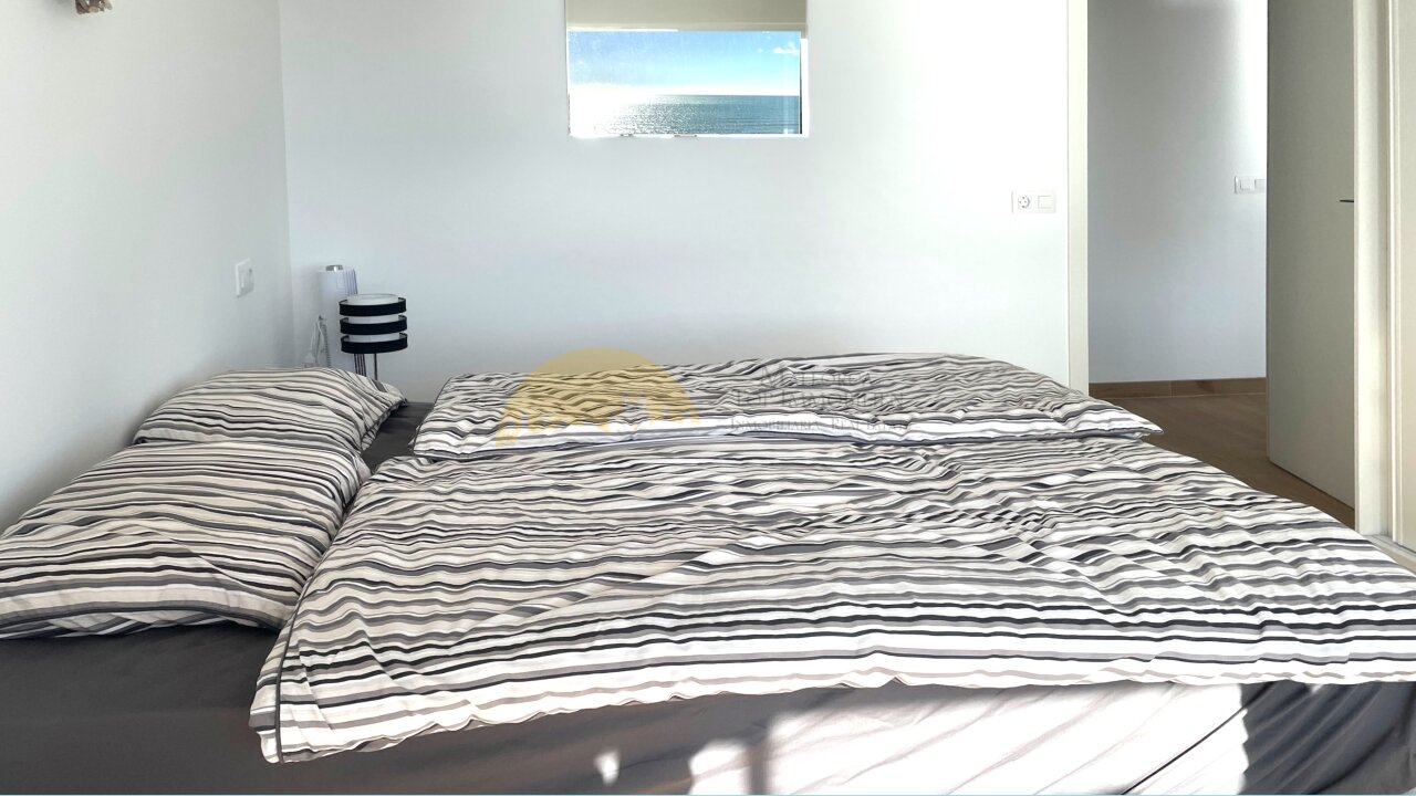 Bright bedroom with sea view – natural light and quiet location Bright bedroom with sea view – natural light and quiet location
