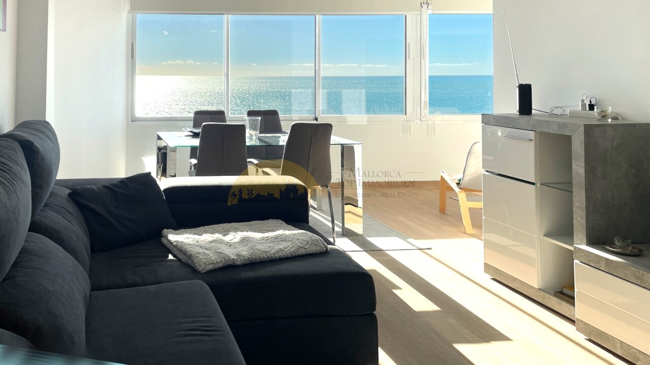Living and dining area with seamless transitions – smart zoning for flexible living Living and dining area with seamless transitions – smart zoning for flexible living