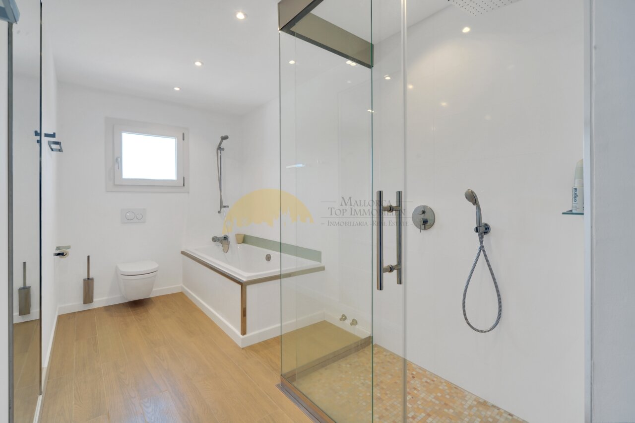 Modern bathroom with walk-in shower, bathtub, and high-quality furnishings Modern bathroom with walk-in shower, bathtub, and high-quality furnishings