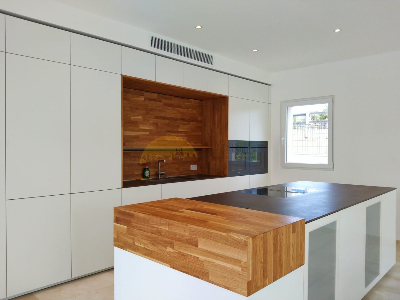 High-quality kitchen with integrated island and well-designed storage concept High-quality kitchen with integrated island and well-designed storage concept