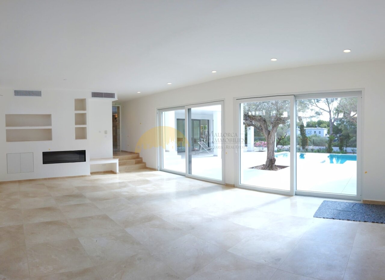 Bright living area with direct pool access and modern air conditioning. Bright living area with direct pool access and modern air conditioning.