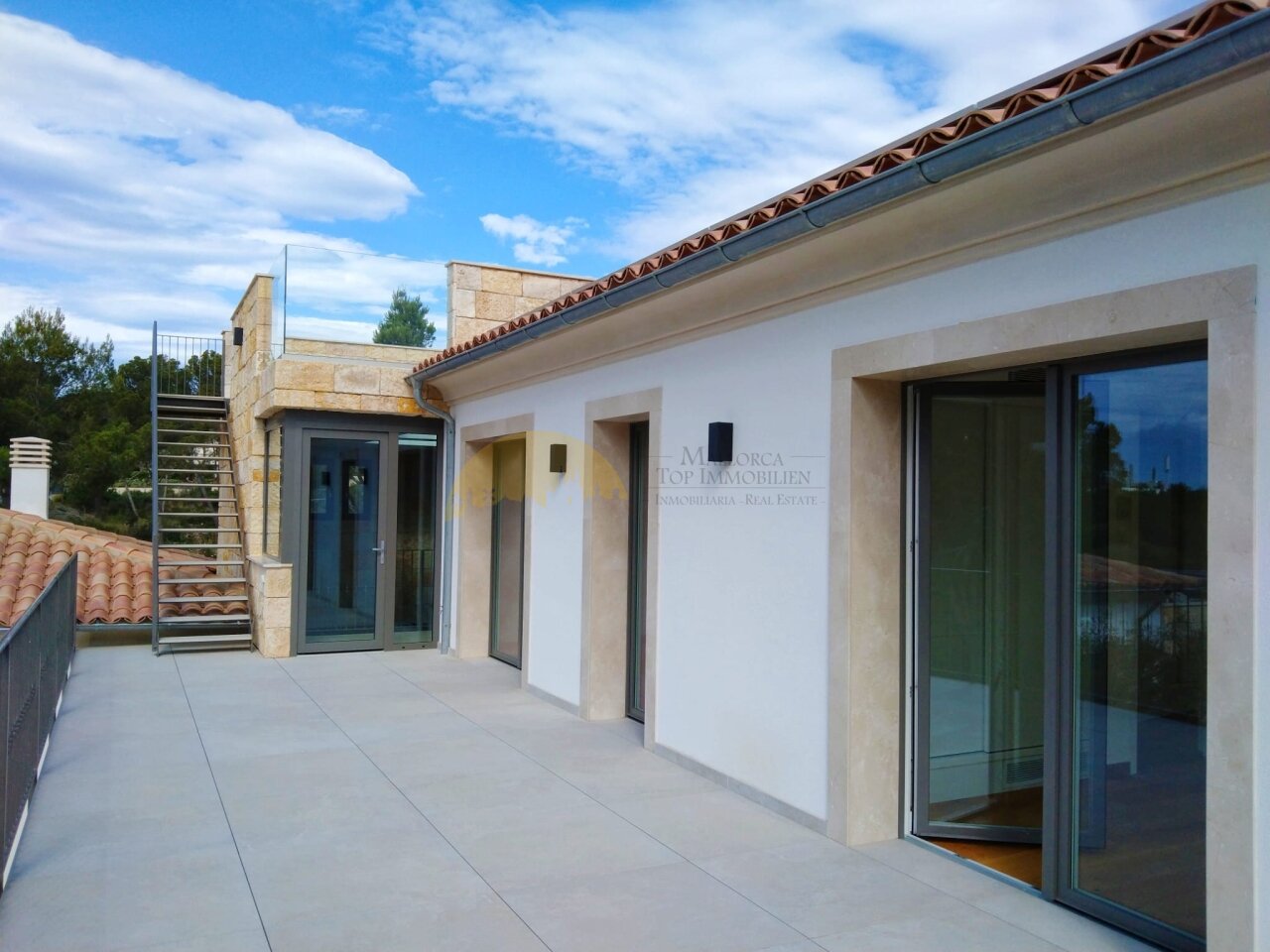 Roof terrace with elegant layout and direct pool access Roof terrace with elegant layout and direct pool access