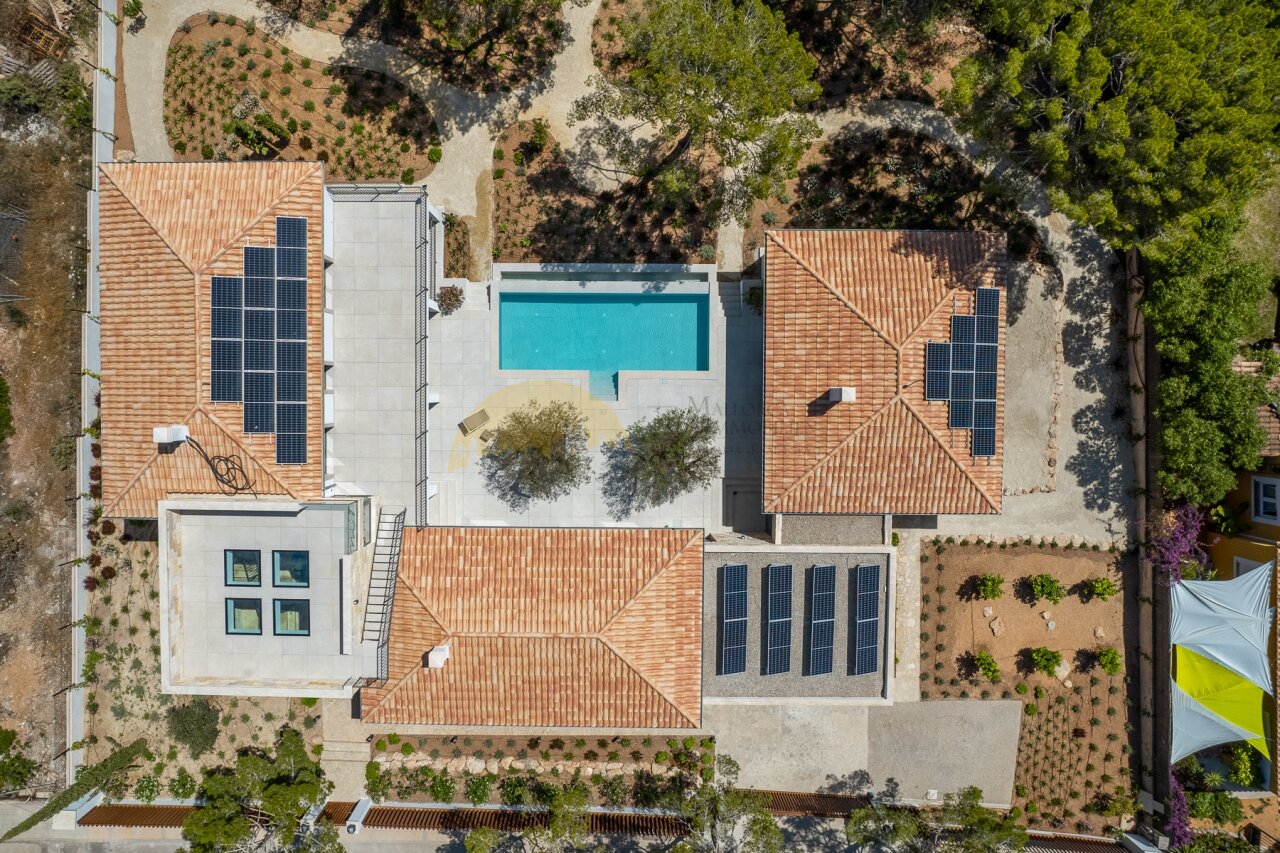 Aerial shot: Harmonious architecture with integrated pool and well-designed outdoor space Aerial shot: Harmonious architecture with integrated pool and well-designed outdoor space