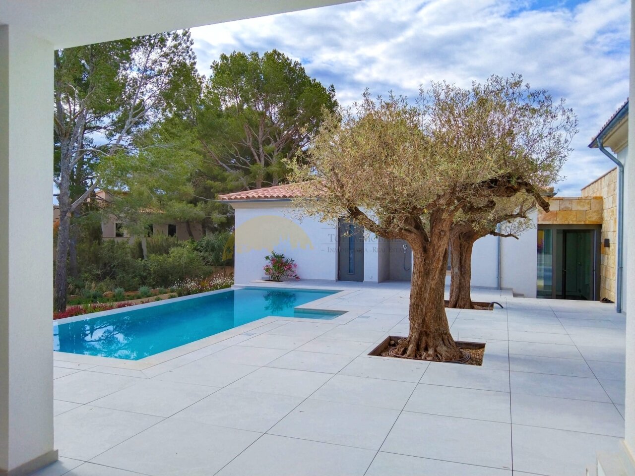 Infinity pool with elegant terrace area and Mediterranean flair Infinity pool with elegant terrace area and Mediterranean flair
