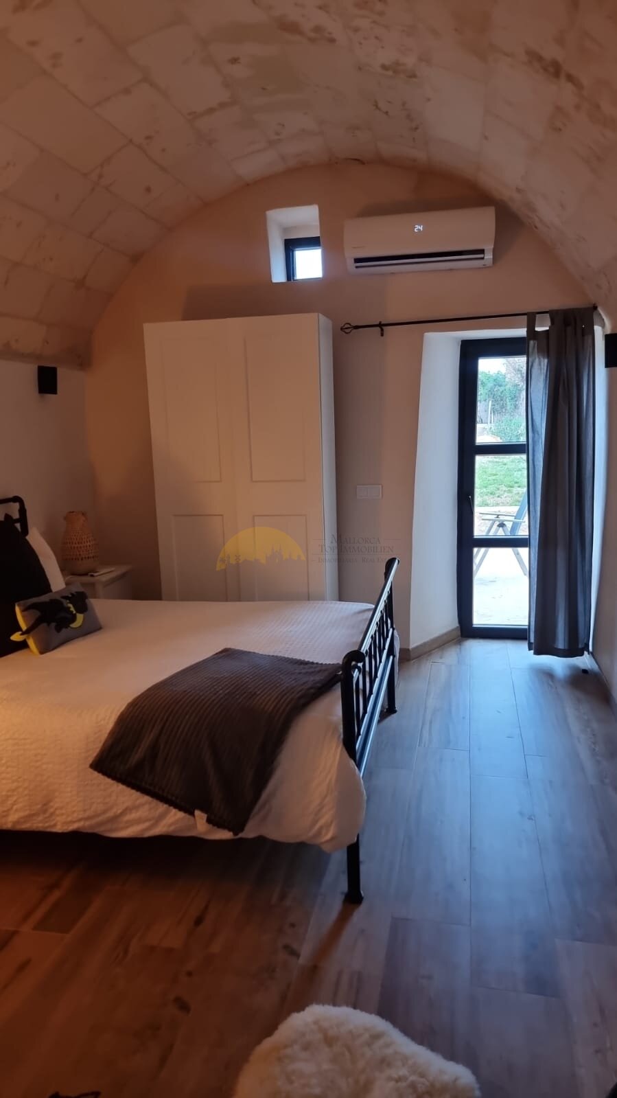 Comfortable bedroom with air conditioning and built-in storage Comfortable bedroom with air conditioning and built-in storage