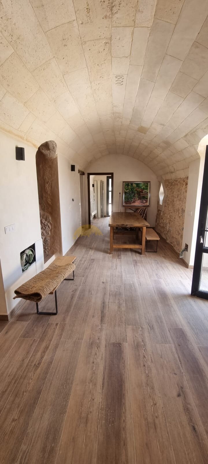 Thoughtful layout with a distinctive barrel vault and direct connection to multiple functional areas Thoughtful layout with a distinctive barrel vault and direct connection to multiple functional areas