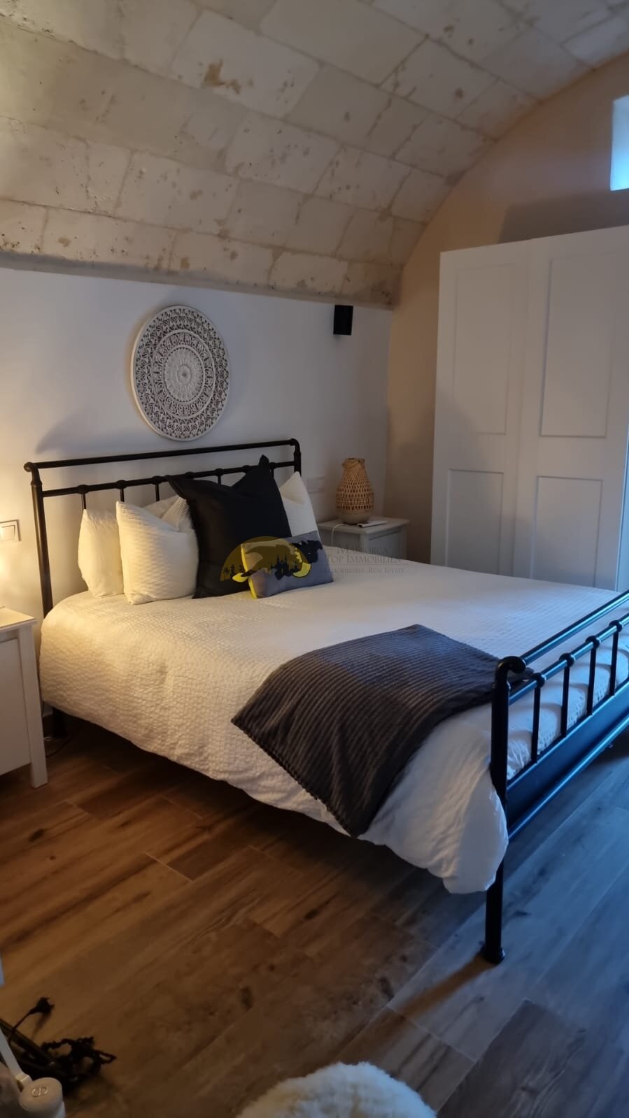 Cozy bedroom with vaulted ceiling and practical built-in wardrobes Cozy bedroom with vaulted ceiling and practical built-in wardrobes