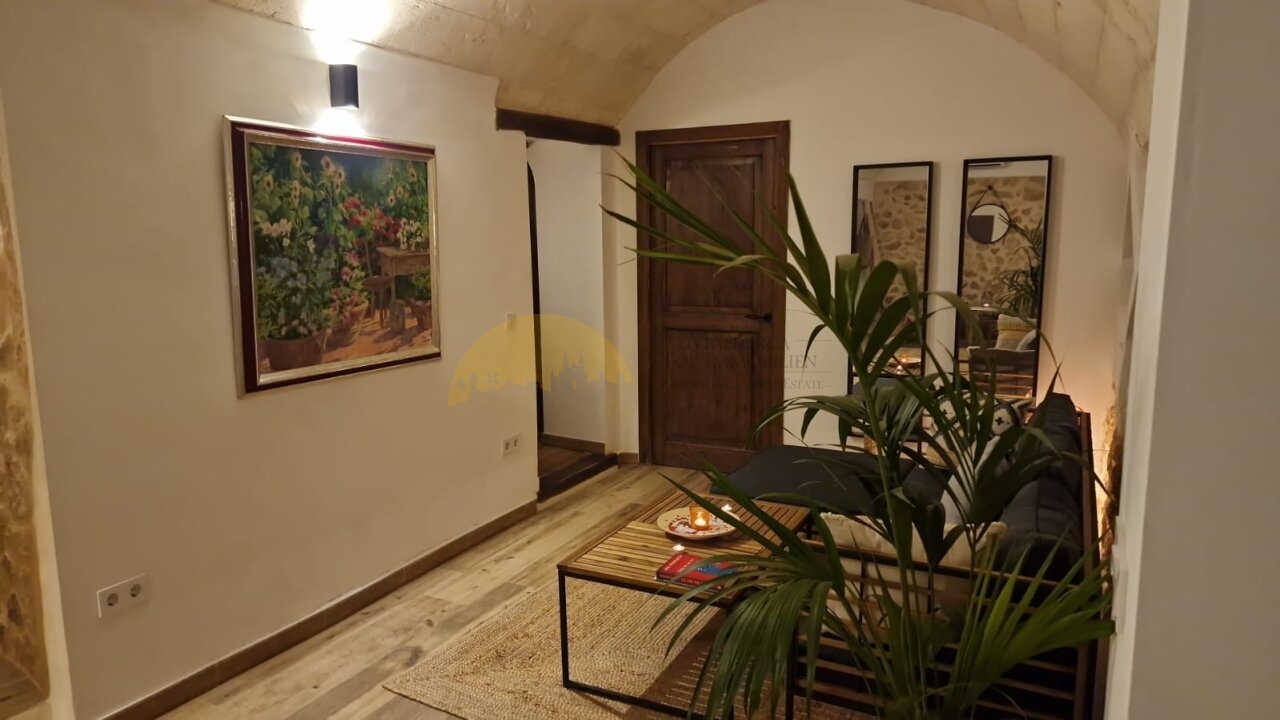 Elegant entrance area with a distinctive vaulted ceiling and high-quality wood details Elegant entrance area with a distinctive vaulted ceiling and high-quality wood details