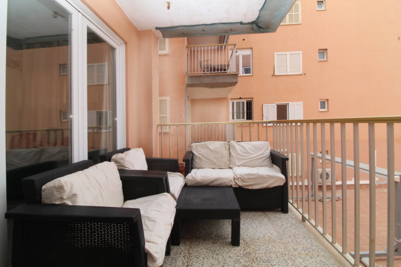 Sun terrace with large glass panels and balcony connection Sun terrace with large glass panels and balcony connection