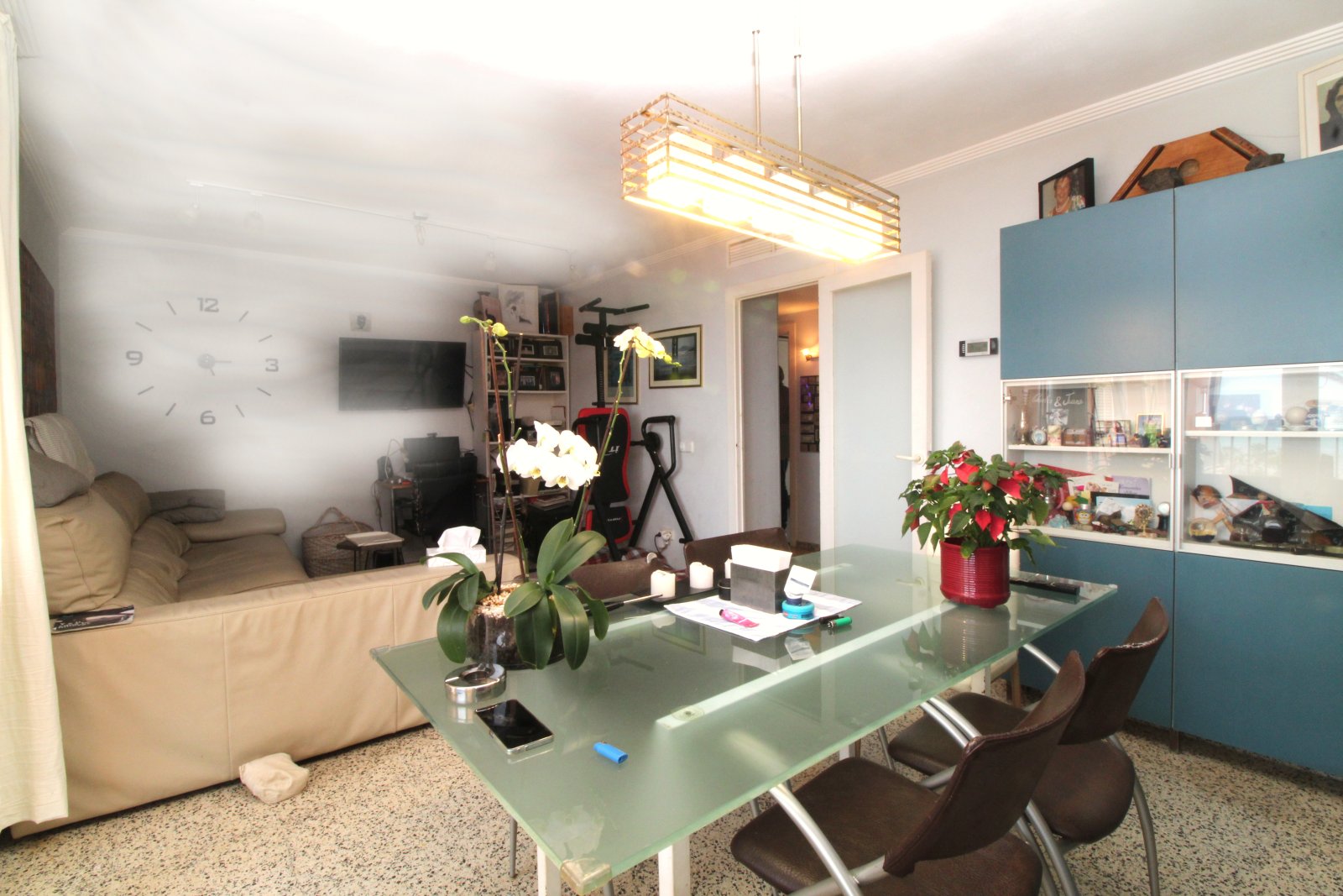 Intelligent room layout: living and dining area with practical kitchen connection Intelligent room layout: living and dining area with practical kitchen connection