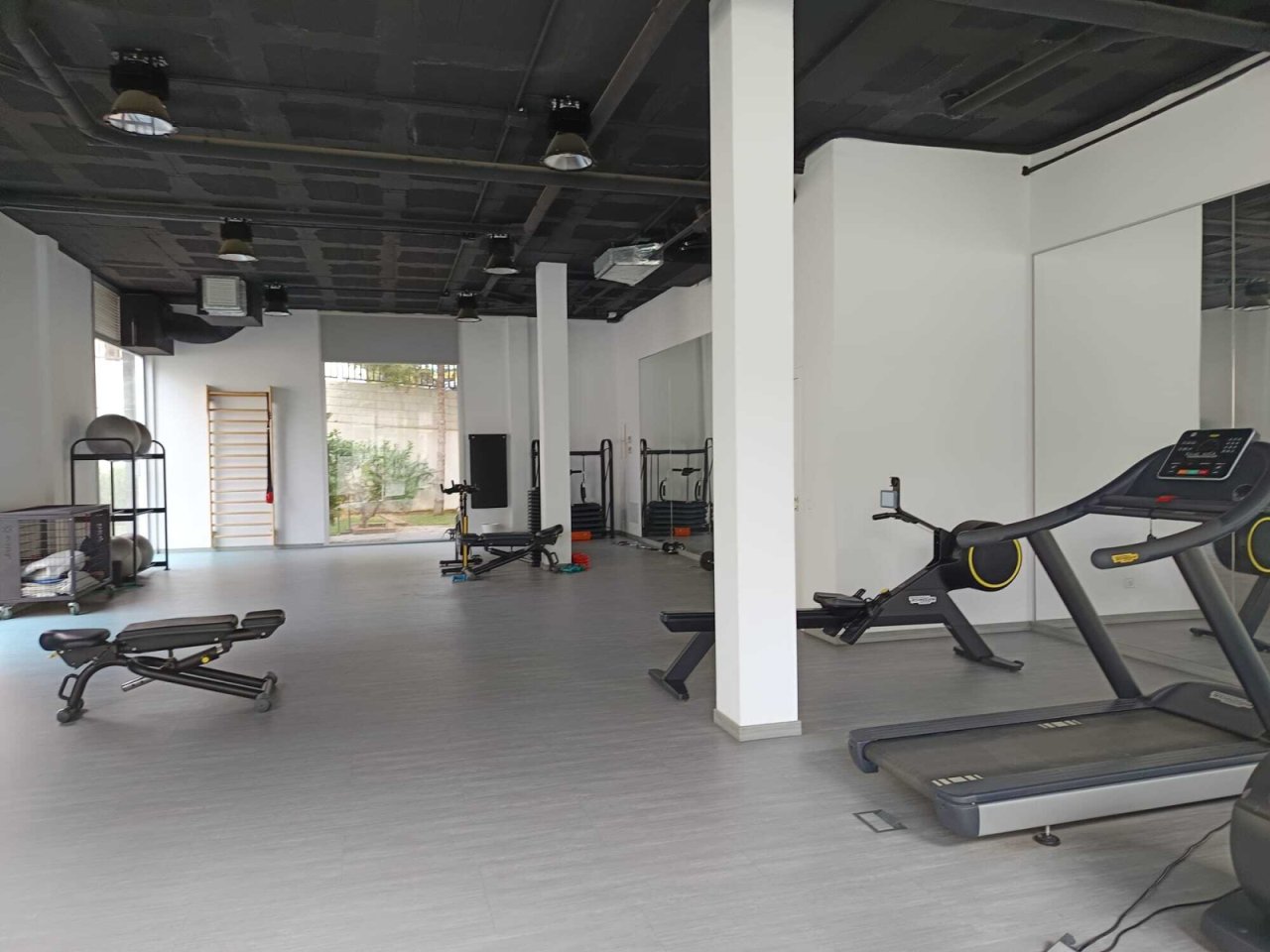 Professional fitness facility with open floor plan and technical ceiling infrastructure Professional fitness facility with open floor plan and technical ceiling infrastructure