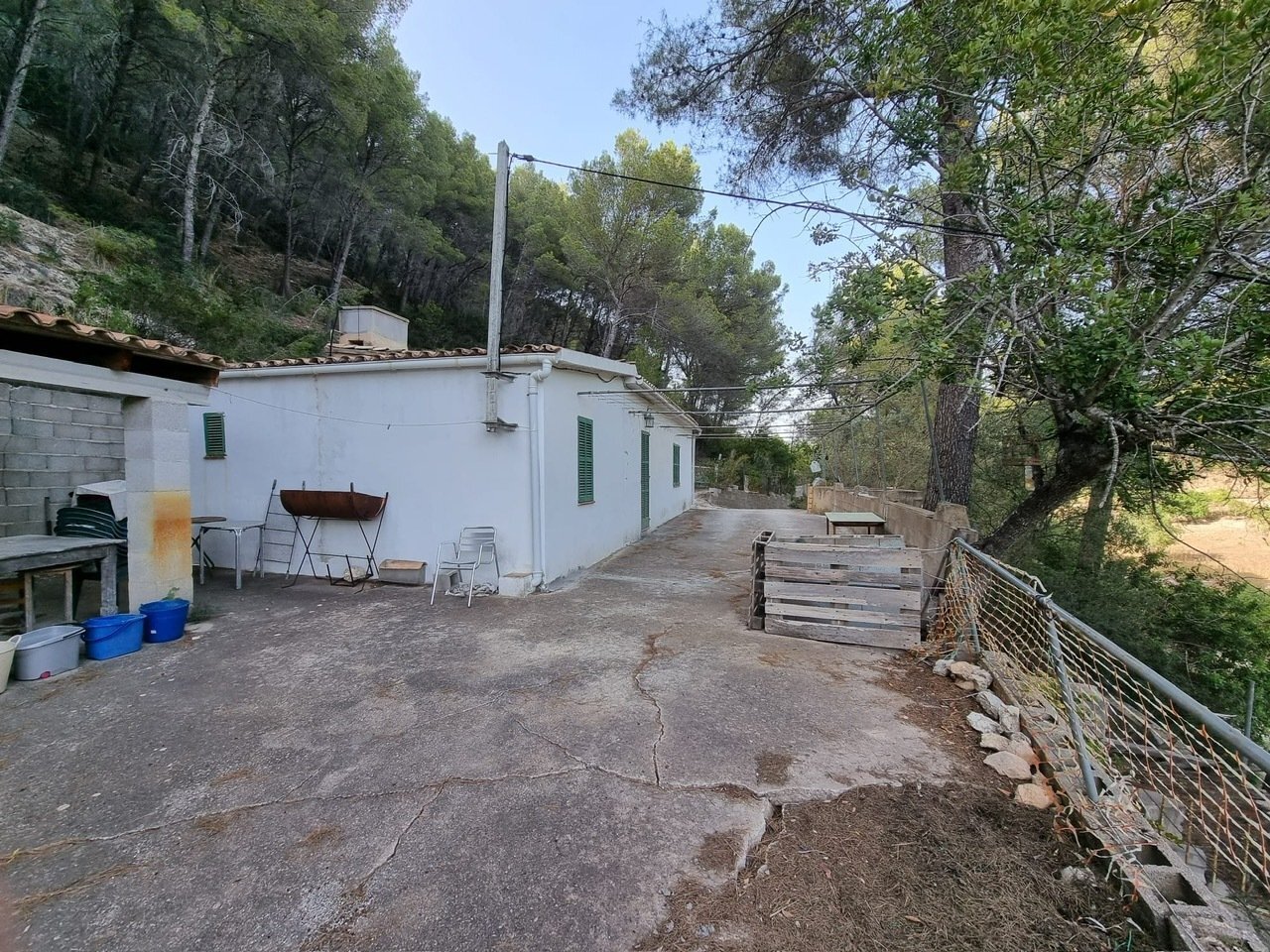 Well-maintained outdoor area with paved courtyard and direct contact with the forest Well-maintained outdoor area with paved courtyard and direct contact with the forest