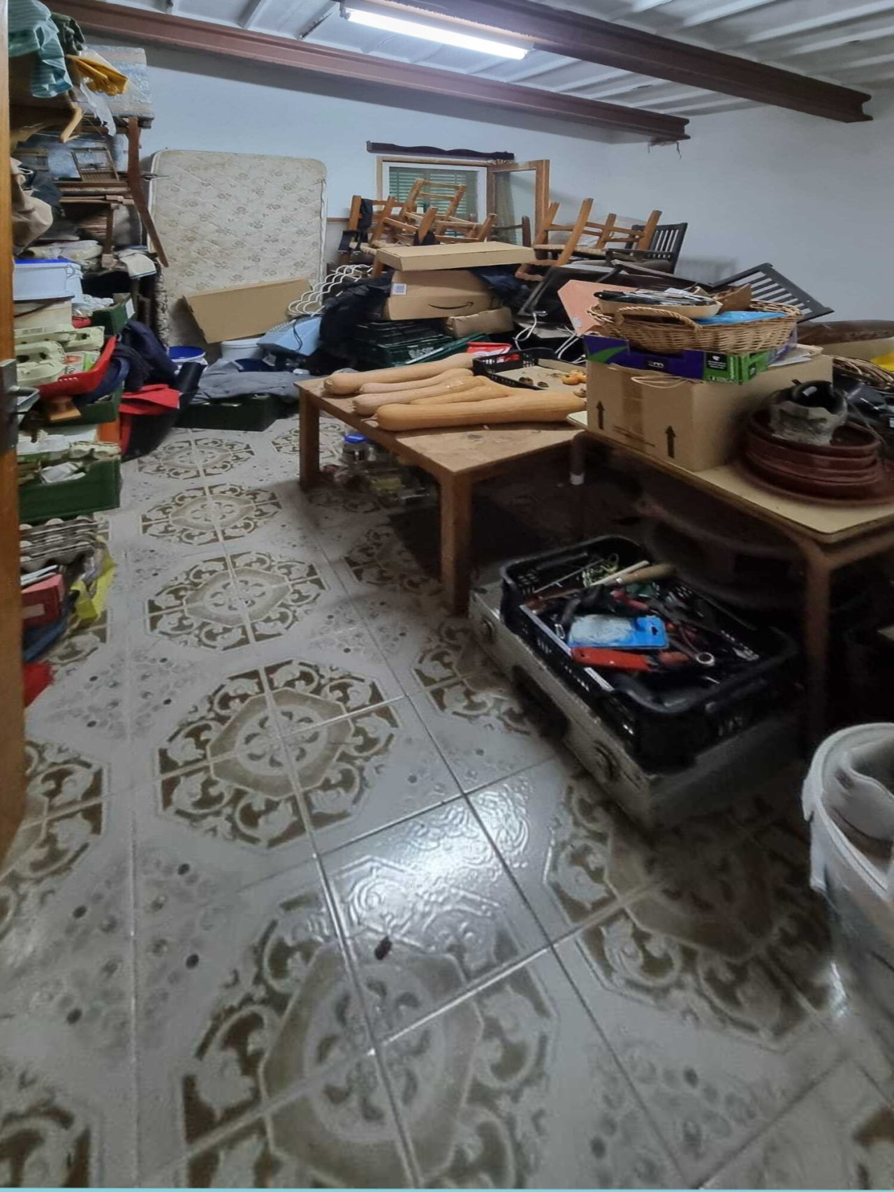 Versatile storage room with high ceiling beams and optimal ceiling height Versatile storage room with high ceiling beams and optimal ceiling height