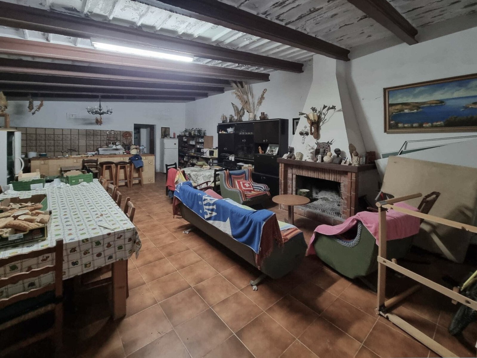 Living area with authentic wooden beams and a fireplace – ideal layout for open living Living area with authentic wooden beams and a fireplace – ideal layout for open living